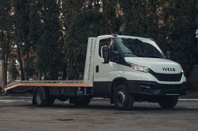 Эвакуаторная платформа на базе шасси Iveco Daily 70C16